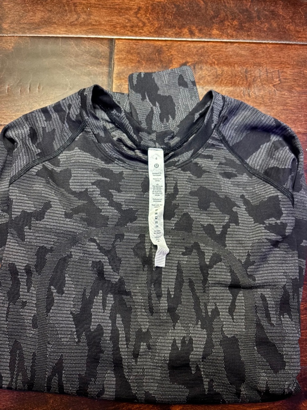 Brand new never been worn lulu long sleeve size 4